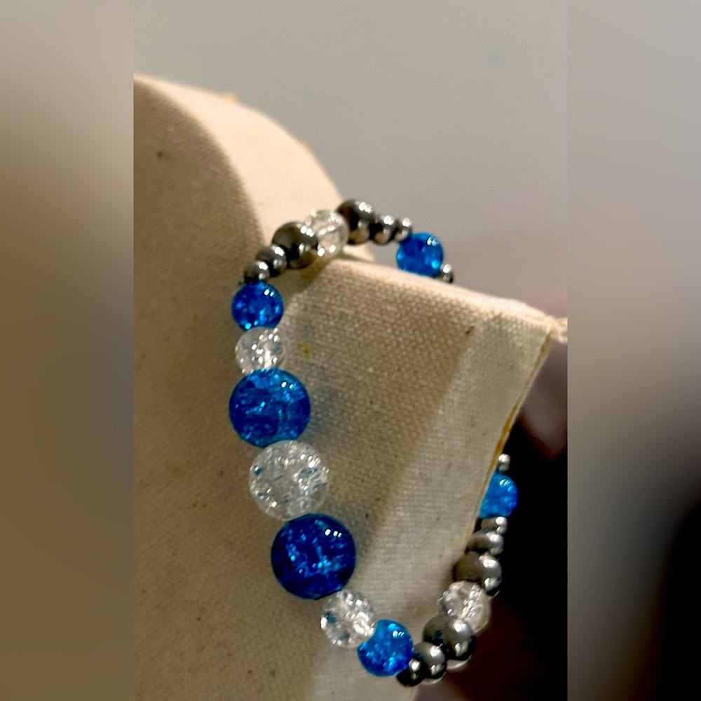 Crackle quartz and hematite colored beaded handmade stretch bracelet- NWT